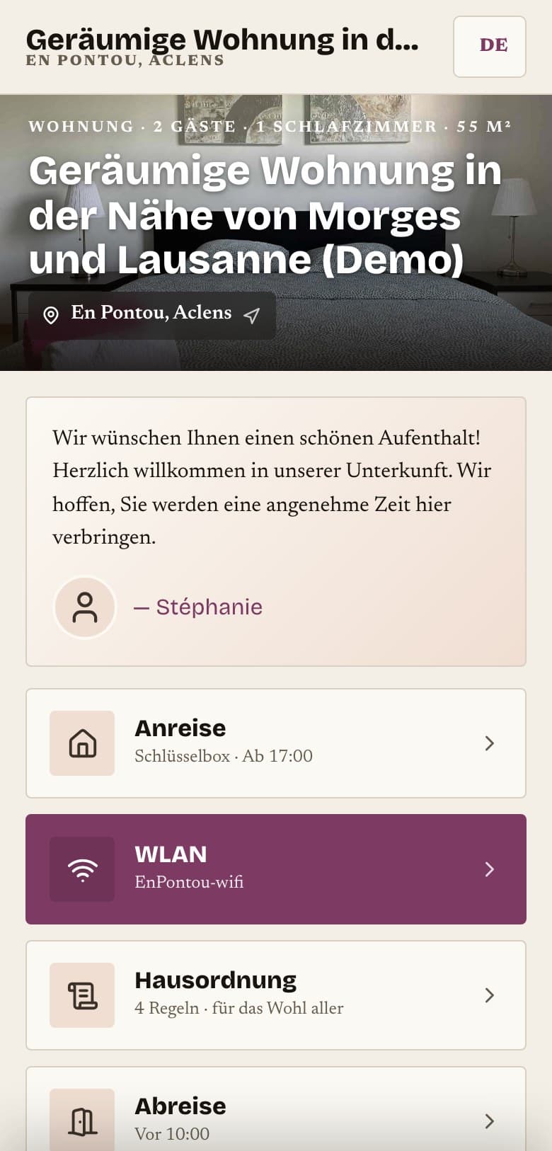 Ein zweiter padway-Demo-Gästeführer auf einem Telefon, mit anderem Layout und anderer Farbe: Anreise, WLAN, Hausordnung und Abreise.