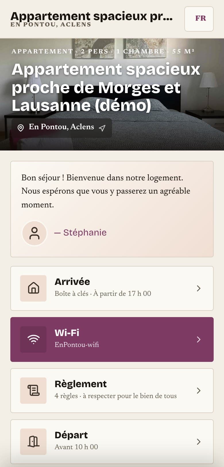 Un second guide de démonstration padway sur un téléphone, avec un autre gabarit et une autre couleur : arrivée, wifi, règlement et départ.